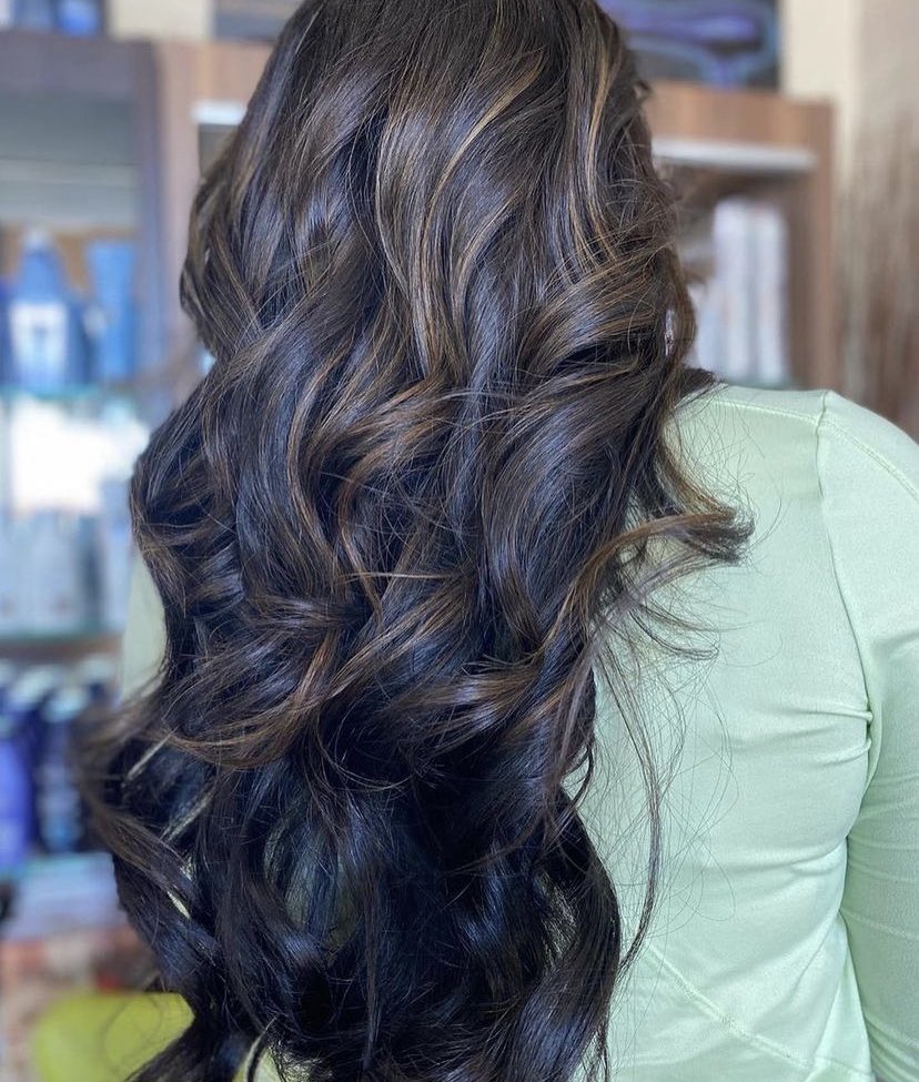 Can you believe this is all her own hair?! @touchofbeautybyjb enhanced all that beautiful natural length with a #BrunetteBalayage 🤎

#brunettehair #916hairstylist #916hair #hairgoals #winterchange #hairstylist #rocklinhair #rocklinca #aurasaloncompany