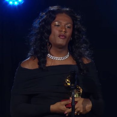 tracklist's tweet photo. Liniker, a primeira artista transgênero a vencer um #LatinGRAMMY https://t.co/qUf7XPpvHe
