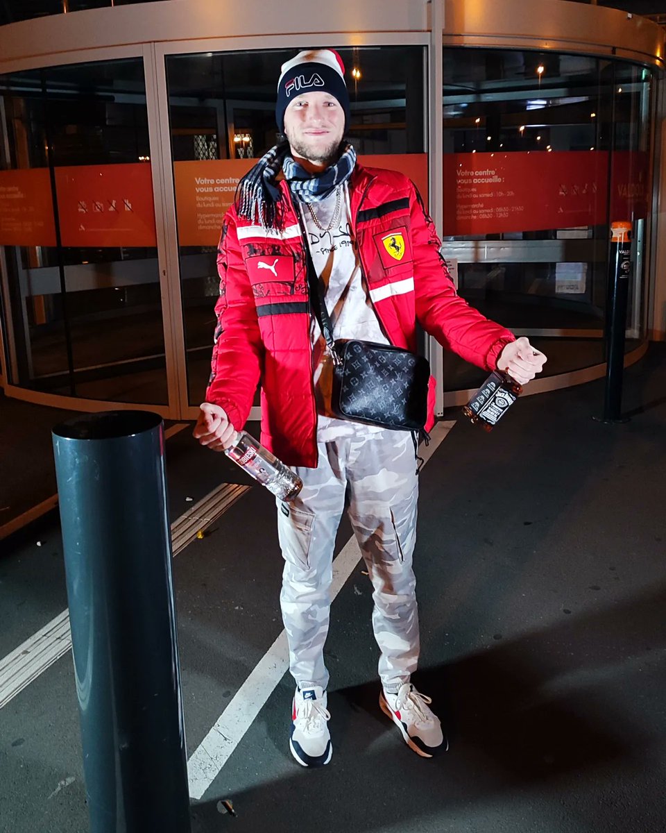 VickRail's tweet photo. Rendez vous bientôt pour le clip De L'alcool 🍾 merci pour la réalisation @LPProdReal merci pour la prod @ilivs111 merci a mes reufs qui était la pour le clip @kerloxx @Kezax_971 https://t.co/6dkXt293Xm