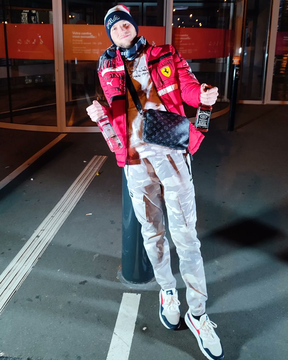 VickRail's tweet photo. Rendez vous bientôt pour le clip De L'alcool 🍾 merci pour la réalisation @LPProdReal merci pour la prod @ilivs111 merci a mes reufs qui était la pour le clip @kerloxx @Kezax_971 https://t.co/6dkXt293Xm