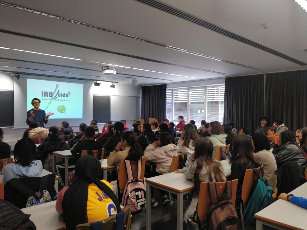 Guindavols's tweet photo. L’alumnat de 1r d’ESO han visitat les instal.lacions l’institut de recerca biomèdica (@IRBLleida_Info ) i els seus laboratoris. Agrair l’entusiasme d’en Joaquim Egea per inspirar les noves generacions cap a la recerca científica. #sc22 #sc22cat @laurasegre https://t.co/e3o3mzTHa6