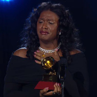 updatecultura's tweet photo. Liniker é a primeira artista transgênero na HISTÓRIA a ganhar o #LatinGRAMMY. https://t.co/IPP4VOl5ES
