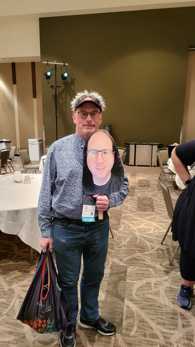 HeidiHasting's tweet photo. Catching up with @ChrisAVWood #flatklee https://t.co/aHjp2pCZh9