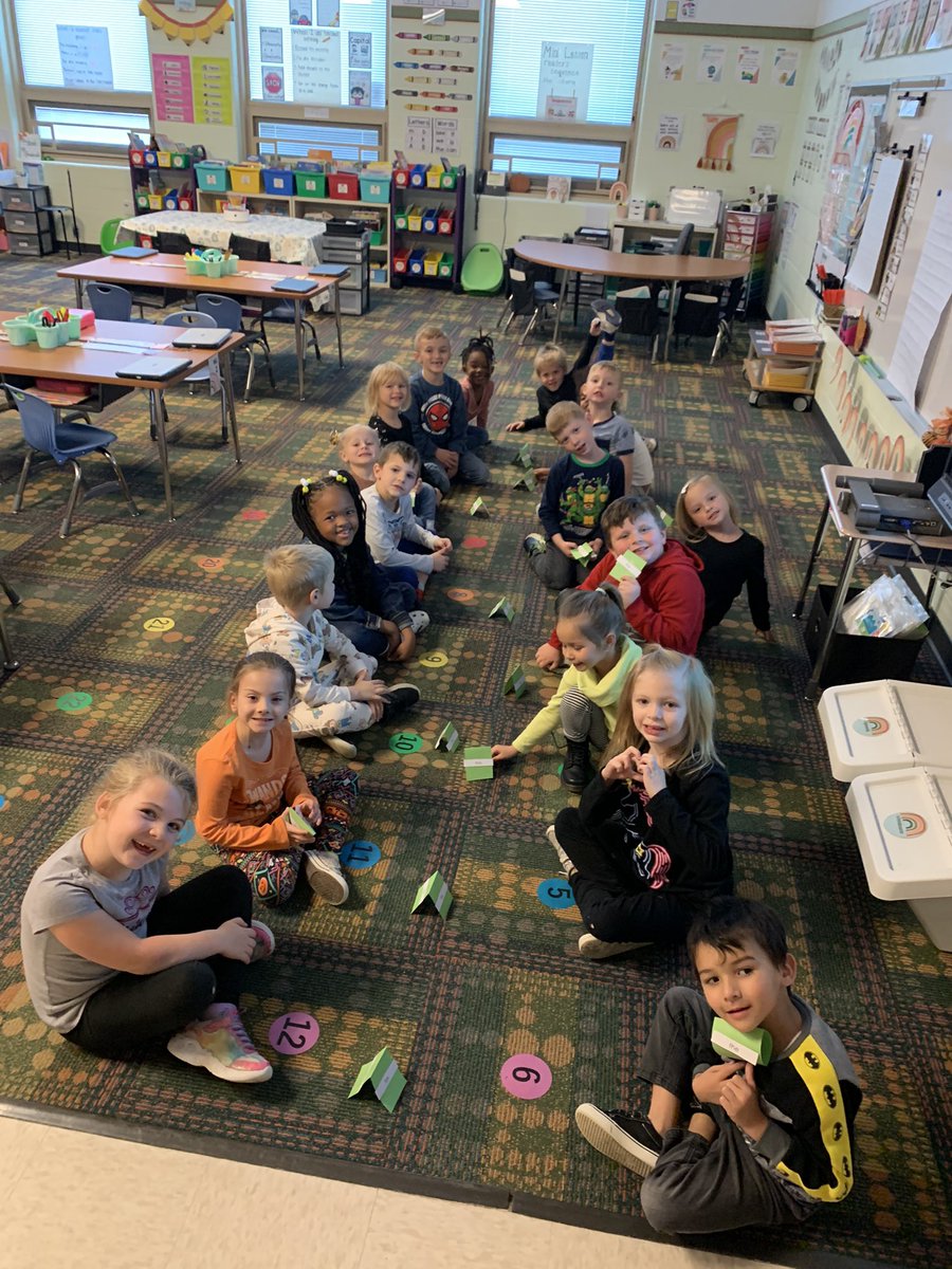 BeAoKInKinder's tweet photo. Boom Clap to review our heart words!! Students were 100% engaged and having a blast while learning! Shoutout to @BWPrincipalHCSD for the idea! @Brookwood_HCSD #ChadAndGlaabOnTheMove #BigBlueOnTheMove #BeBrookwood #KindersCan https://t.co/opV9cjzTi5