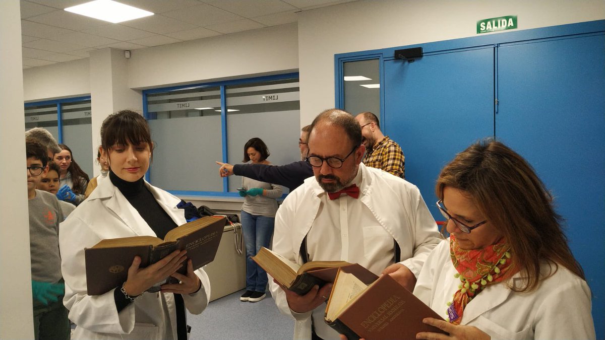 ETSIDI_UPM's tweet photo. Los ayudantes de Don Santiago Ramón y Cajal buscando pistas para recuperar los papeles. Nada se le escapa al equipo Ramón y Cajal #SemanadelaCiencia2022 en la #ETSIDI #FamiliaETSIDI “El caso Ramón y Cajal” https://t.co/9SVPxLpDgS