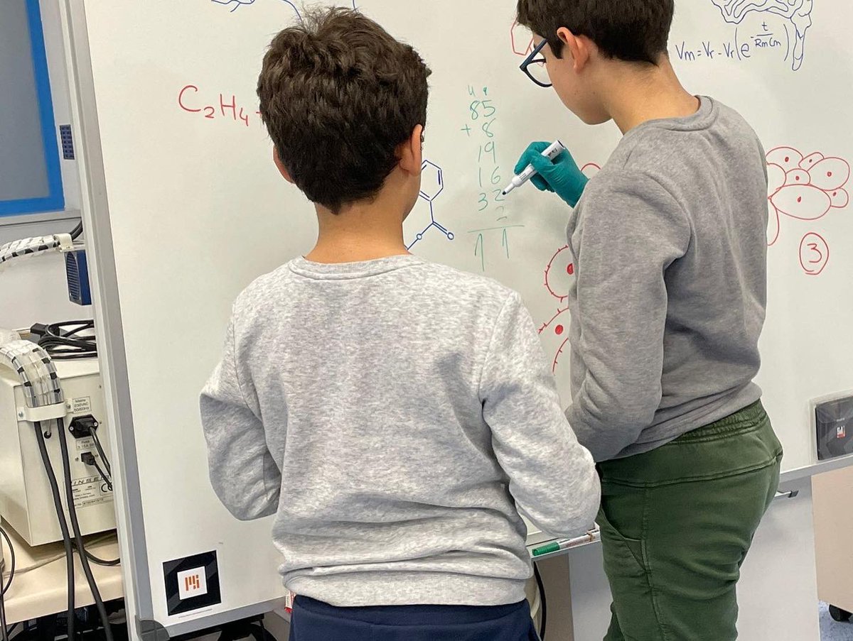 ETSIDI_UPM's tweet photo. Los ayudantes de Don Santiago Ramón y Cajal buscando pistas para recuperar los papeles. Nada se le escapa al equipo Ramón y Cajal #SemanadelaCiencia2022 en la #ETSIDI #FamiliaETSIDI “El caso Ramón y Cajal” https://t.co/9SVPxLpDgS