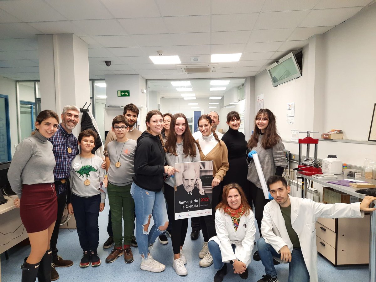 ETSIDI_UPM's tweet photo. Los ayudantes de Don Santiago Ramón y Cajal buscando pistas para recuperar los papeles. Nada se le escapa al equipo Ramón y Cajal #SemanadelaCiencia2022 en la #ETSIDI #FamiliaETSIDI “El caso Ramón y Cajal” https://t.co/9SVPxLpDgS