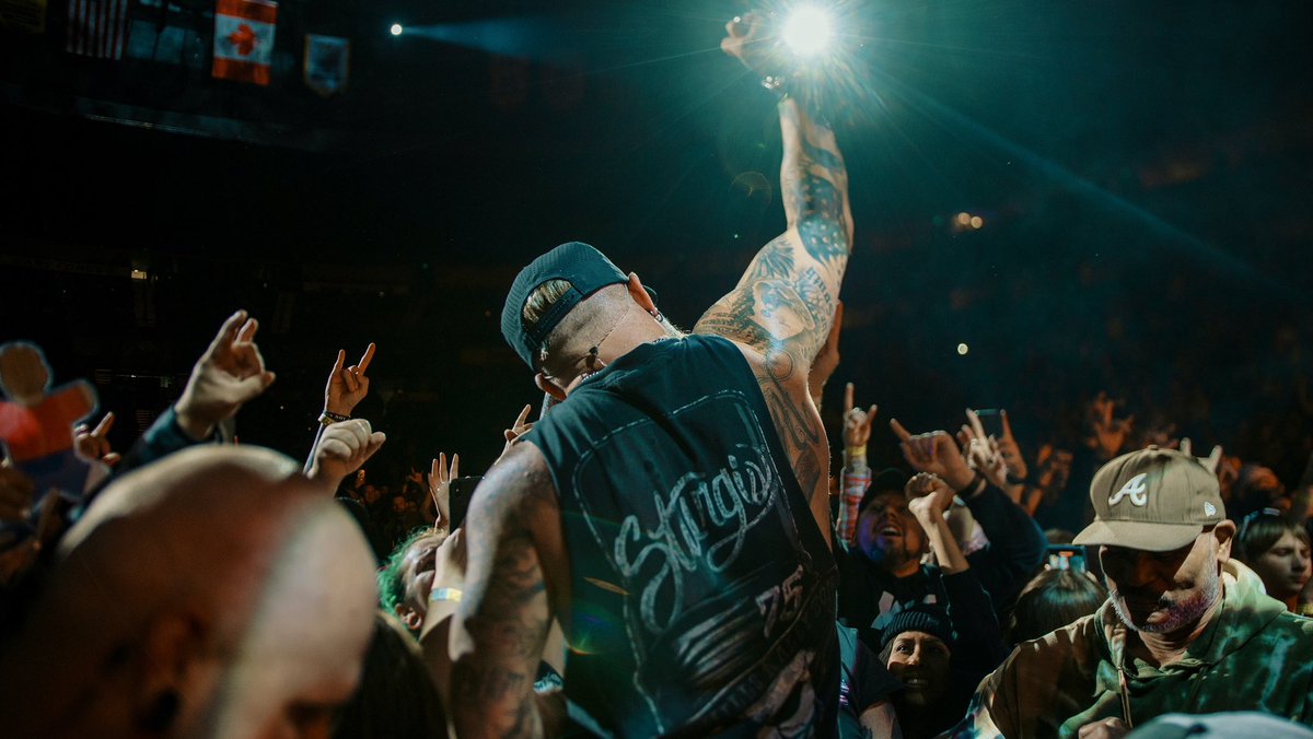 brantleygilbert's tweet image. Smiling because Nashville brought the heat last night at @BrdgstoneArena… Knoxville, y’all ready for one hell of a time tonight?? #BGNation