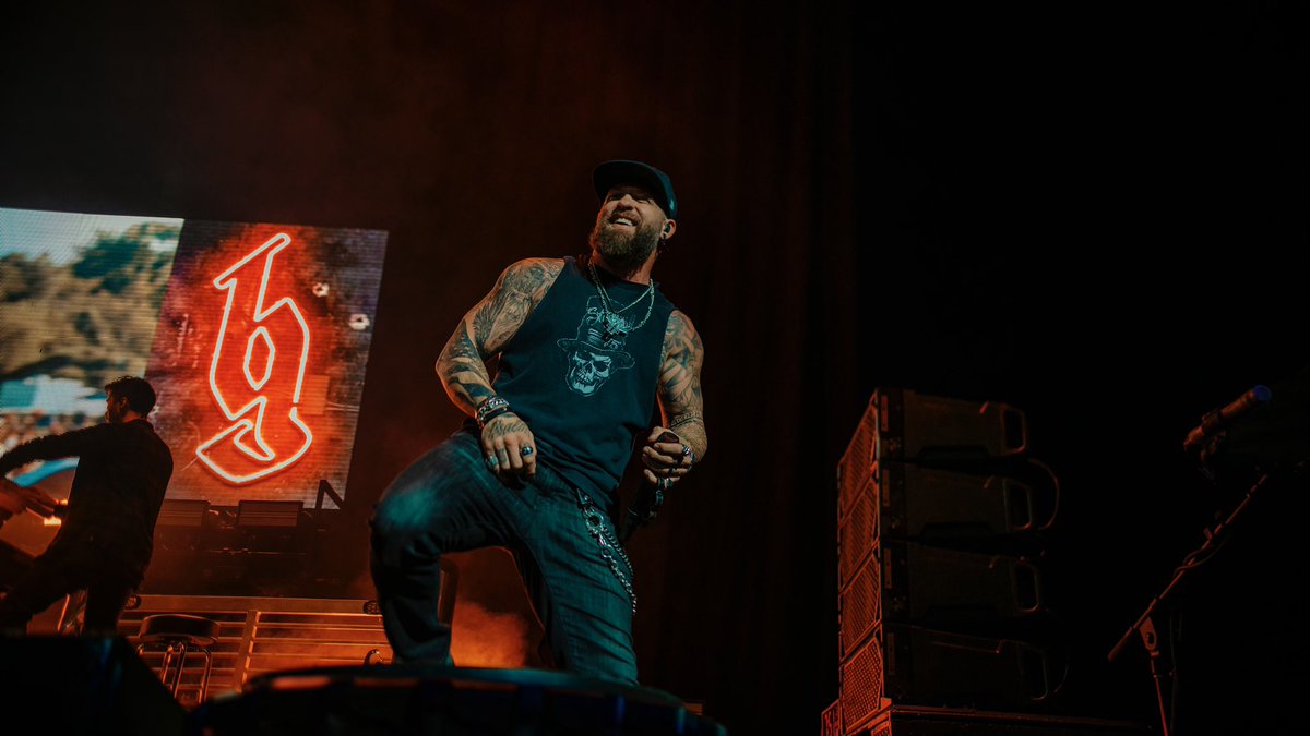 brantleygilbert's tweet image. Smiling because Nashville brought the heat last night at @BrdgstoneArena… Knoxville, y’all ready for one hell of a time tonight?? #BGNation