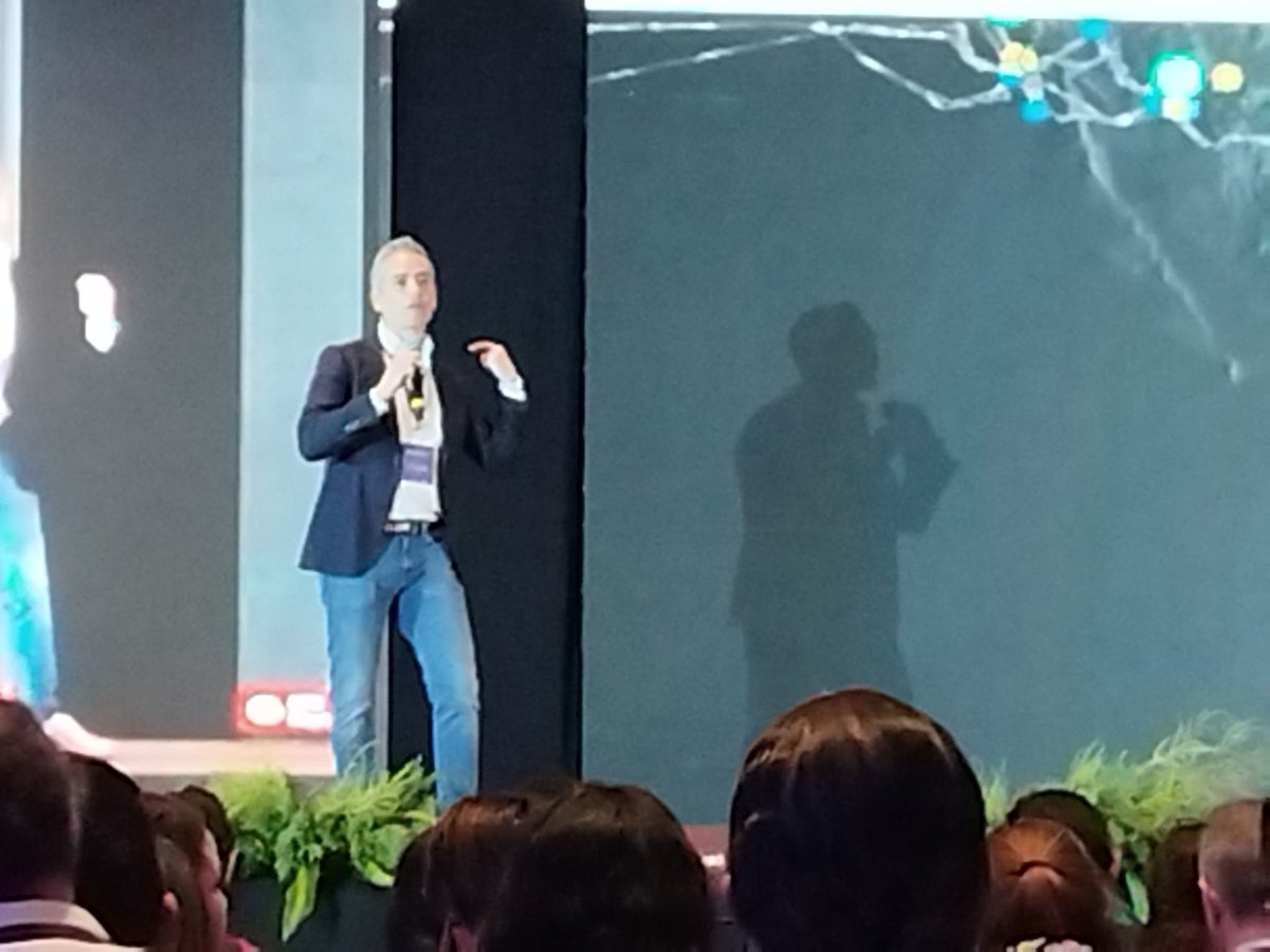El cómputo en la nube, es la democratización del internet. Presentando un centro de datos construido en #Mexico #GlobalInfraesteucture
Francisco Corona, <a href="/Azure/">Microsoft Azure</a> <a href="/Microsoft/">Microsoft</a>