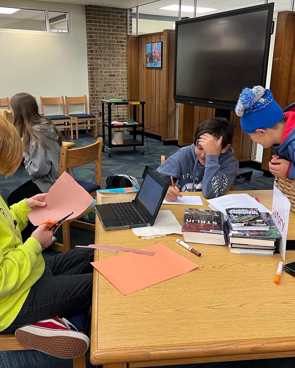 DonnaFWilson's tweet photo. Students at Robious Middle made Thanksgiving cards to welcome local refugees! @RESCUEorg #robioUS @ClassyAP_KP @eringuthe @mdiamond1111 @RMSlibrarylady #ccpslibraries @ccpsinfo https://t.co/c1kyZVCfV9