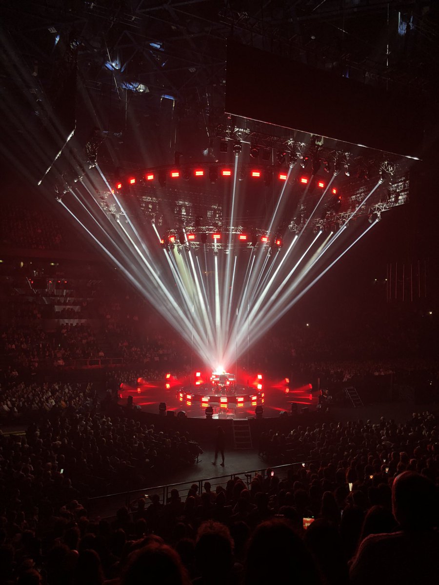 Oskardamus's tweet image. Une histoire racontée au fil de ses musiques, des guests de fou furieux, un son parfait, tout ça sublimée par le talent gargantuesque de Sofiane Pamart.

Il sait tout faire, joue tous les styles de musique, et s’accorde avec n’importe qui. 

UN CONCERT GRANDIOSE