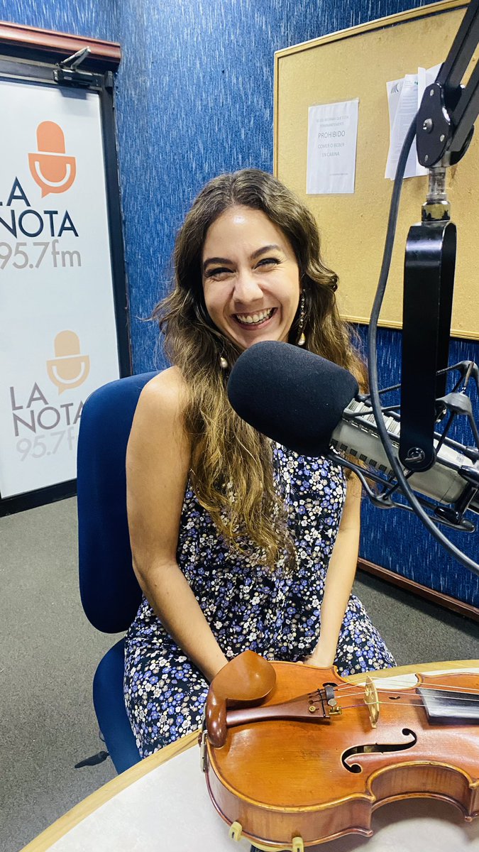 La cantautora y violinista Constanza Liz ahora en cabina de #stncrd 95.7fm <a href="/Farideraful/">Faride Raful</a> <a href="/victormecedes/">Victor Mercedes</a>