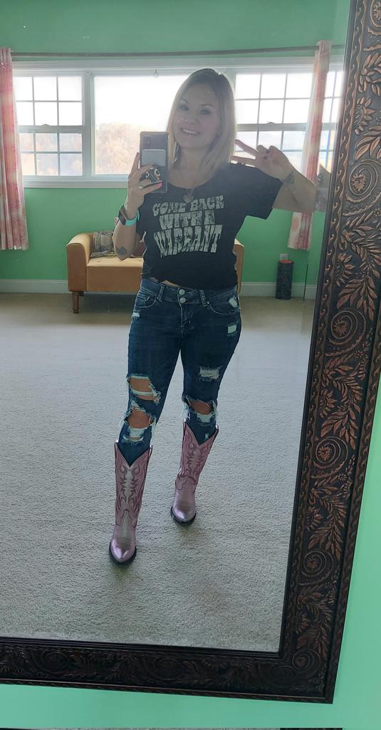 JypsyAnnie's tweet photo. tonight it's bottoms up! @brantleygilbert @FFDP let's fekn go! 🖤🇺🇸🙌 #bgnation https://t.co/zUOXaBcmBk