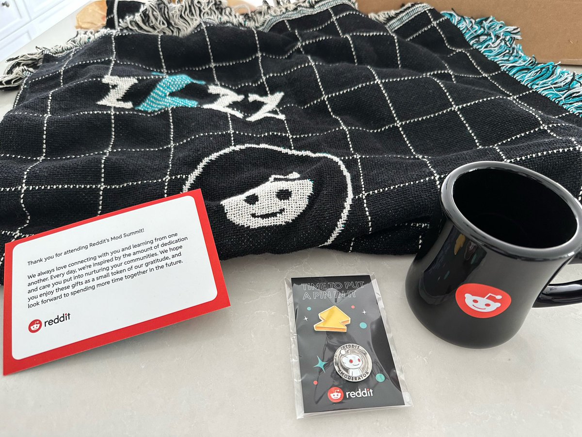 u_mvea's tweet photo. Just received my @Reddit mod swag for participating in the recent #RedditMod summit. Thanks Reddit! Love the picnic rug, the badges, the mug and the stickers!!! https://t.co/UIuPVTEbnj