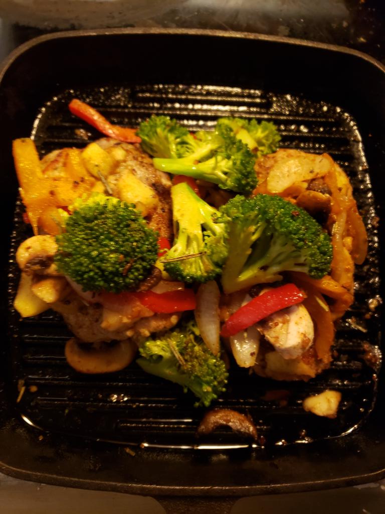 CassieJFox's tweet photo. Pre Holiday Cooking & Baking. #Yum Chophouse Boneless Cuts Pork Loin Chops with veggies, baking an Apple 🥧 Adding Maple Caramel sauce on top crust. #CassiesCooking #SouthernStyle #Seasoning #SearedMeat #ApplePie #MapleCaramelSauce @MsB0759 @JoniKni56808241 @sjoy1125 @rwyjunior https://t.co/YHNlGwicEE