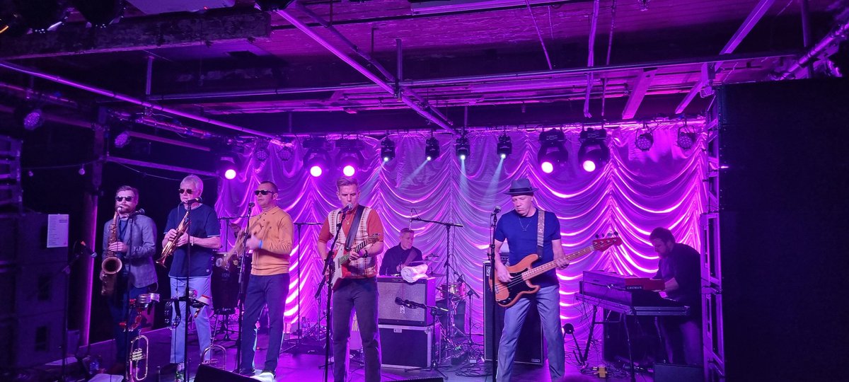 More fantasticness from the brilliant <a href="/stonefoundation/">Stone Foundation</a> 🎶🎸🎹🎺🎷🥁🎤at <a href="/OldWoollen/">The Old Woollen</a> in Leeds tonight. Beverley didn't make it onto the tour bus, lads?😁 #livemusic