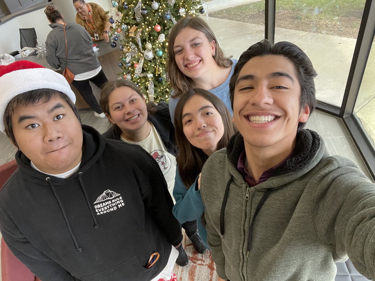 Hey Vols! Yesterday our stuco members went to the Arlington ISD Administrative Building and got to decorate this year’s tree. We are very grateful and honored to have been able to decorate the tree and we hope this helps get everyone into the holiday spirit. Go Vols! 🧡💙🤍🎄