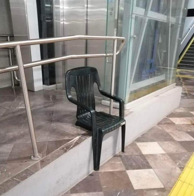 itsD3lay's tweet photo. OK, ¿pero habías visto una silla sentada? https://t.co/XN6QAYUih9