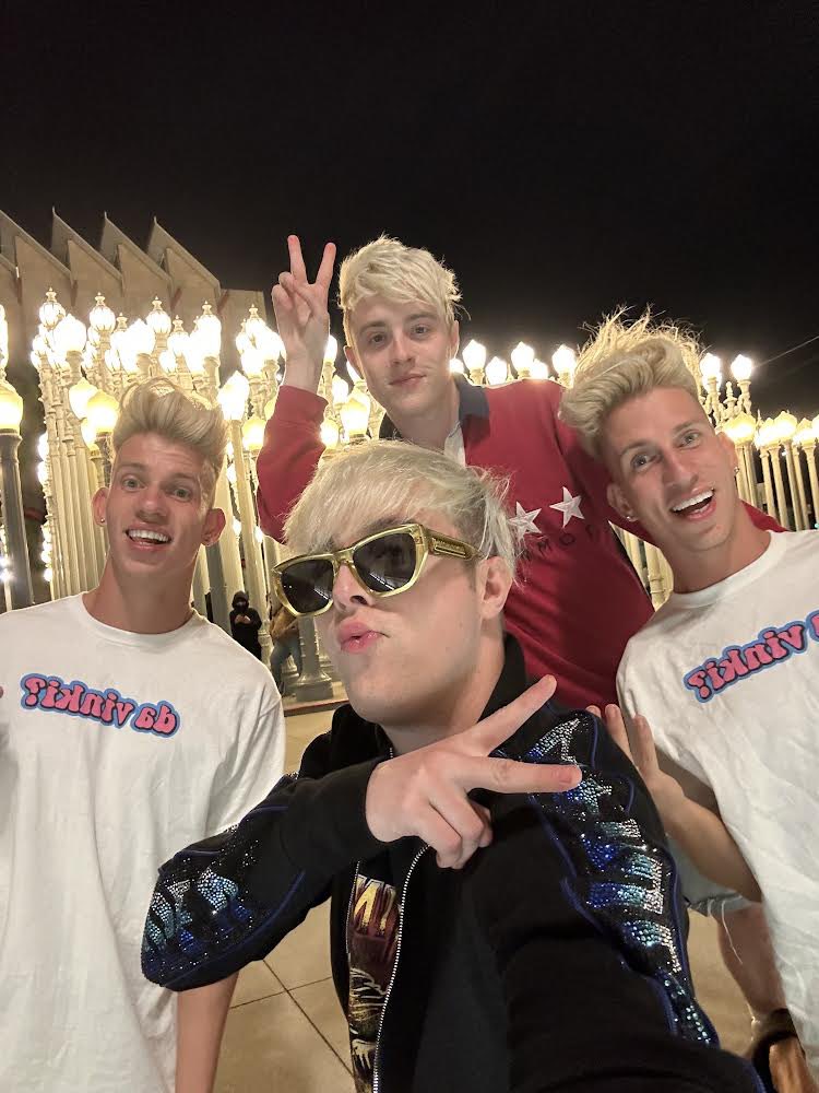 VorosTwins's tweet photo. Da Hangouty with @planetjedward! https://t.co/YhcdZD1eIF
