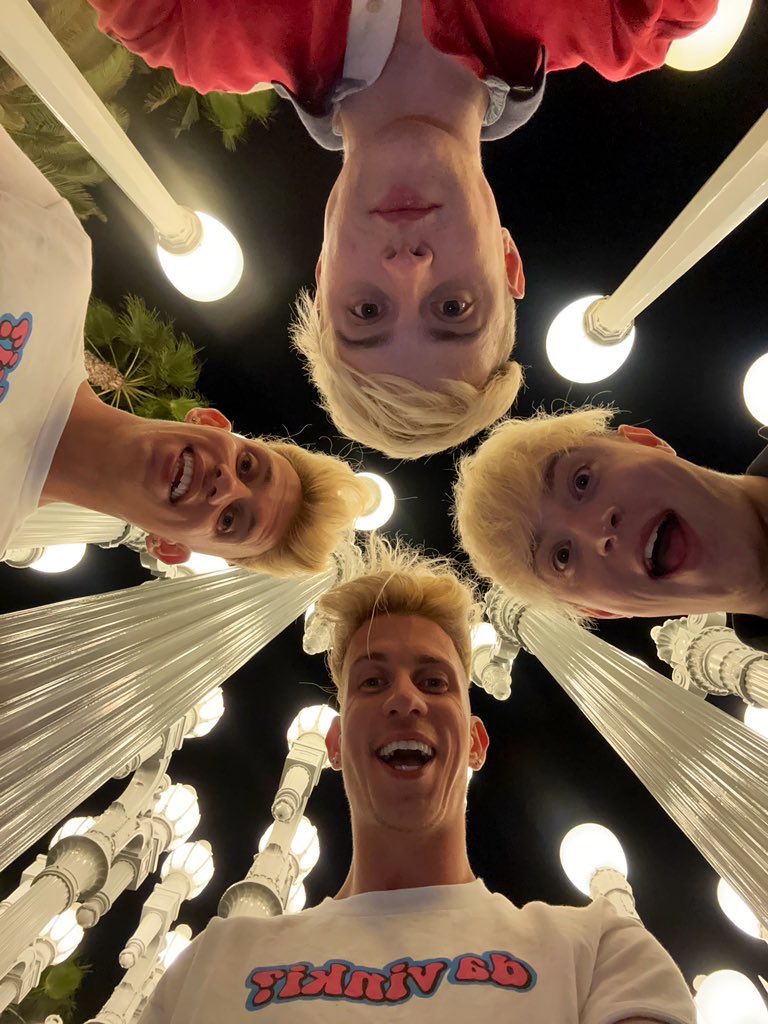 VorosTwins's tweet photo. Da Hangouty with @planetjedward! https://t.co/YhcdZD1eIF