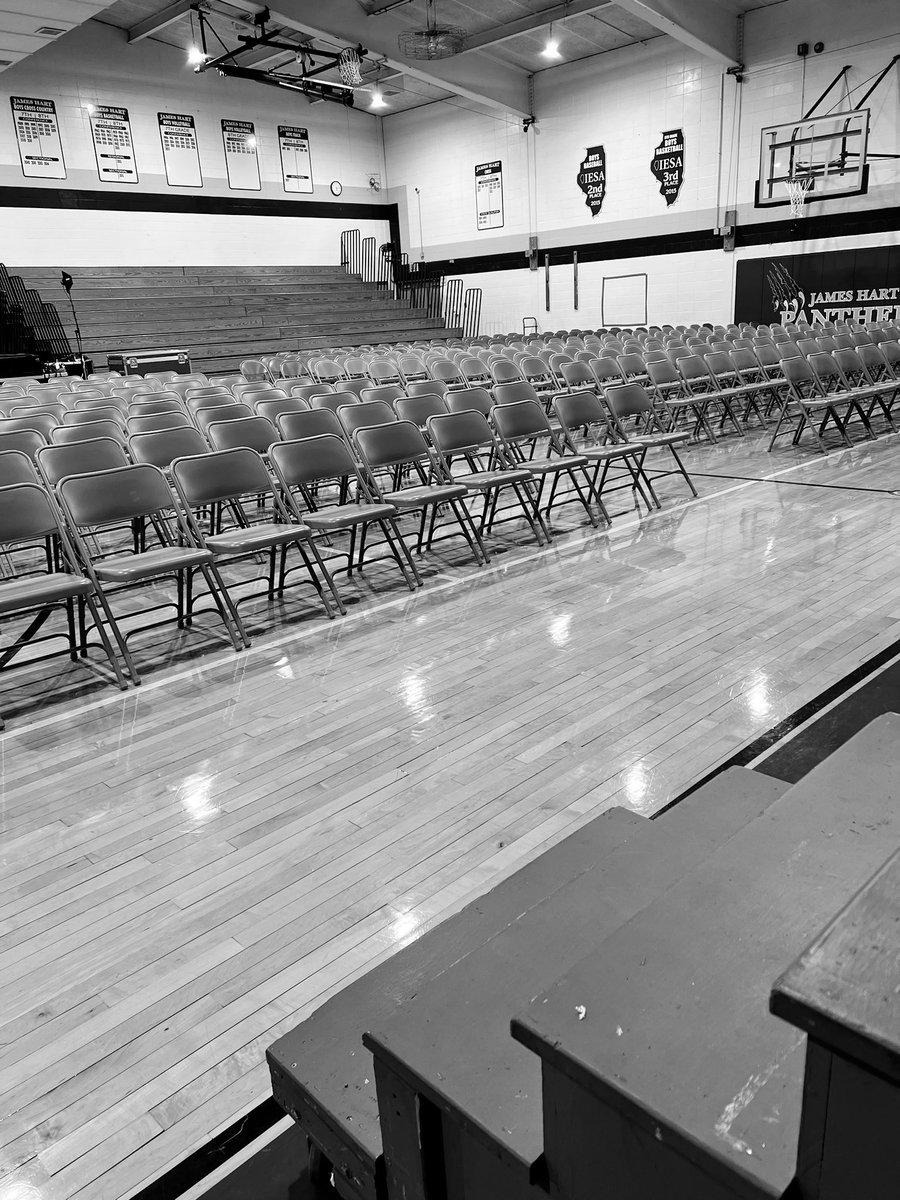 JHChoirHSD153's tweet photo. The calm before the storm! #performancenight #theaterkids https://t.co/2nO5EqfSqi