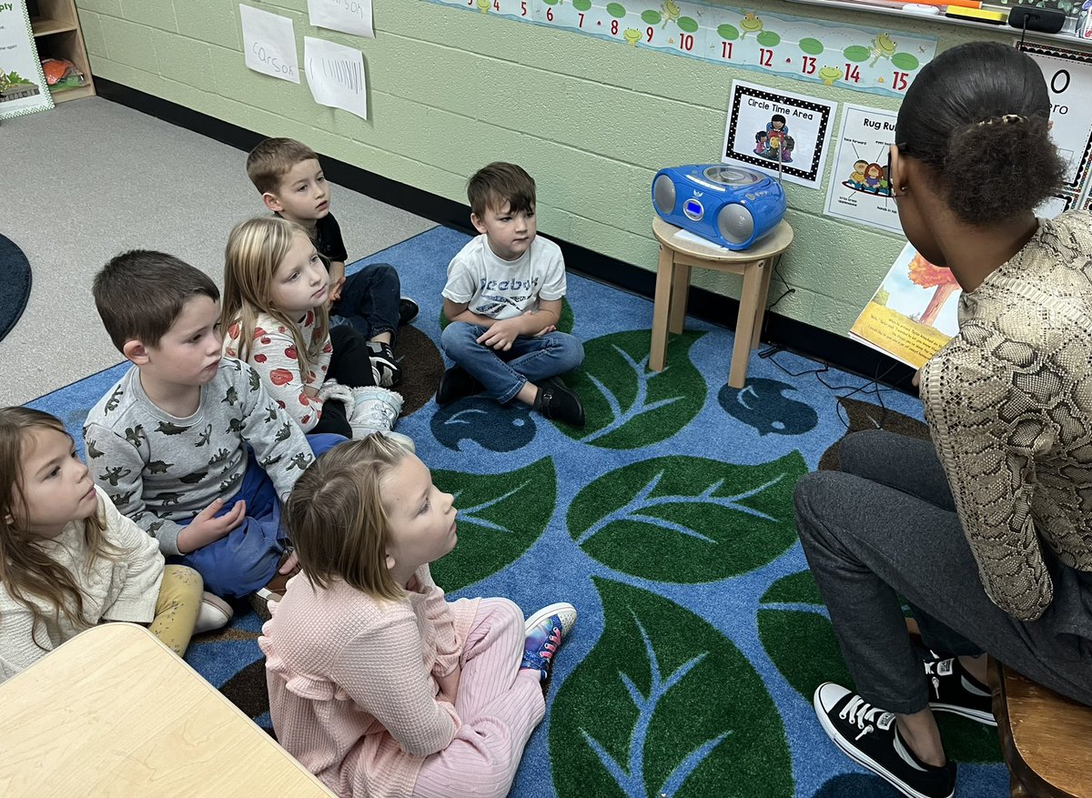 CheriZweng's tweet photo. The DK students have the wonderful opportunity to have North Lake students come into our classroom to read books to the students several times a week! The children not only see reading skills being modeled, but they are fostering positive relationships! #mylsps #dklsps https://t.co/VOwJe6C3Nk