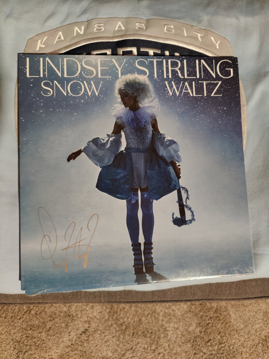Coopsports411's tweet photo. I received my autographed Vinyl Record copy of Snow Waltz by @LindseyStirling https://t.co/oqornFHNVQ