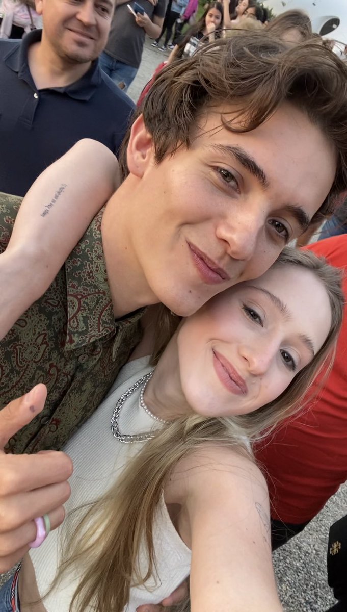 a mão 😭🫶🏻 sou apaixonada nele fala sério!!! noah vc é perfeito