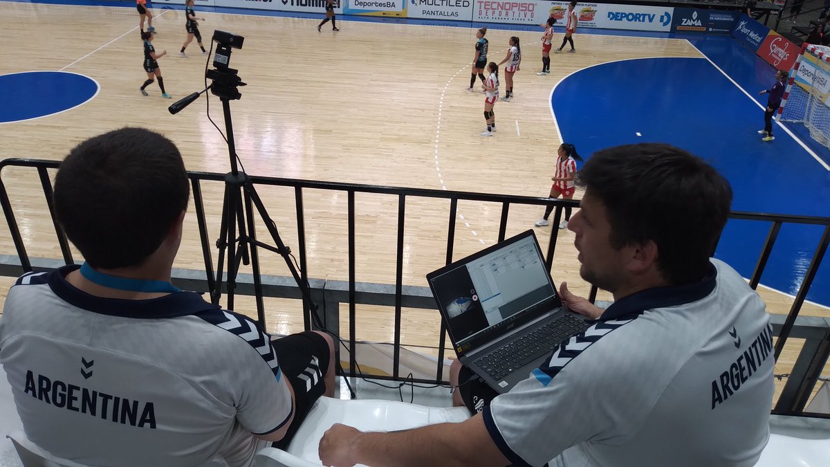 Así trabaja el cuerpo técnico de
La Garra al completo. E.Gallardo,
abajo con sus asistentes, y arriba
Duhau/González editando en vivo
Todo el Staff vs Paraguay en la 🏠