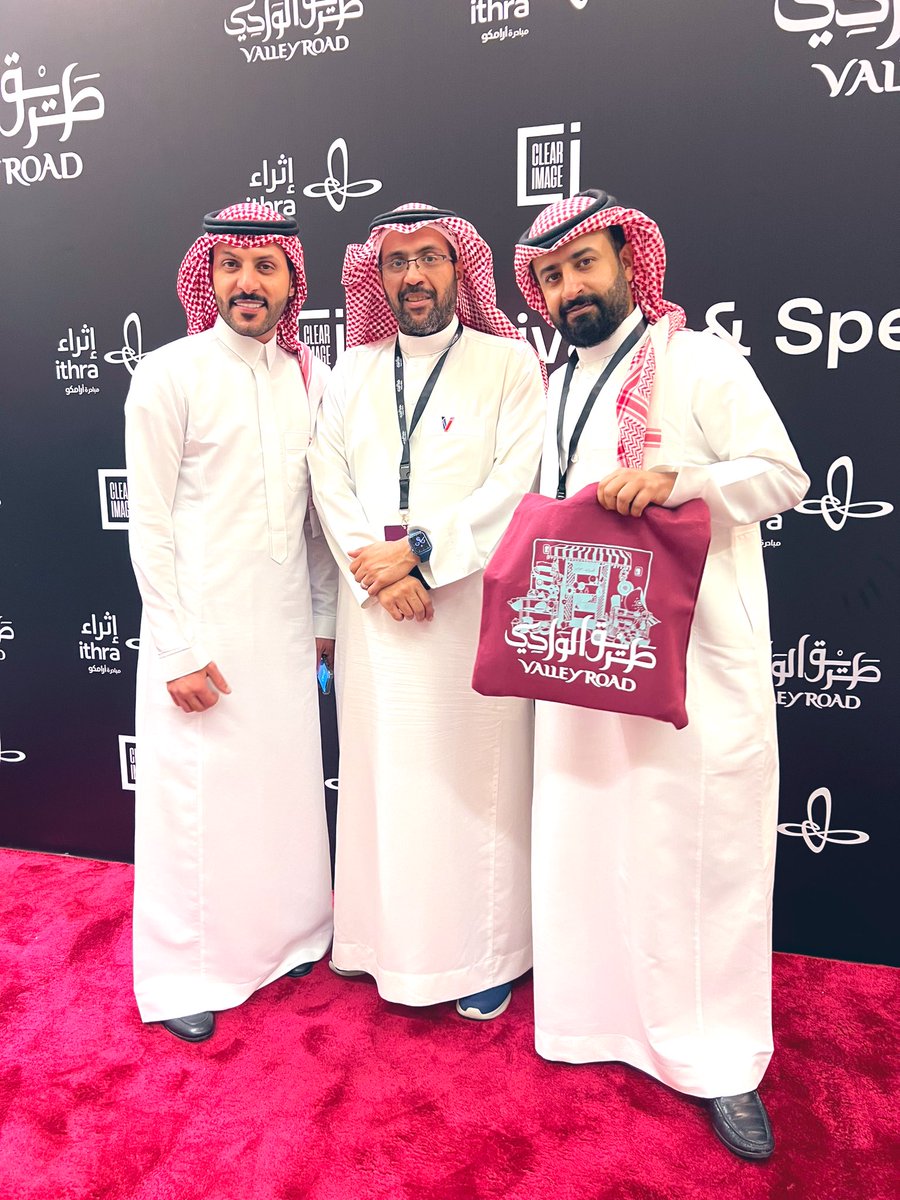 اليوم حضرنا اول عرض فلم #طريق_الوادي في الخبر مع اثراء والي بكل فخر شاركت فيه #فايف_كلرز في المعدات واللوجستيك وبكل فخر فلم من اروع الافلام السعودية وبانتاج سعودي، فريق رائع بقيادة المنتج راكان والمخرج خالد وتشرفنا بتواجدنا اليوم لمشاهدة هذه التحفة الفنية بعد تحولها من ورق لواقع