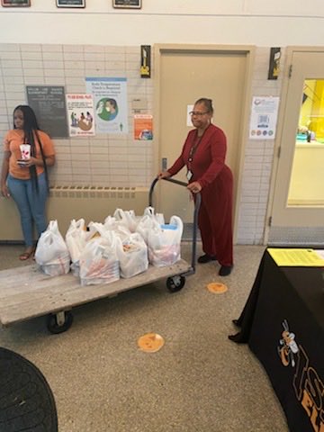 #TeamRise, #HISD_Wraparound , #IsaacES_ HISD, Thanksgiving Food Drive <a href="/Isaac/">isaac</a>. Thanks to our parents for expressing their warmth and gratitude to our Wraparound Department 😊🚀👍