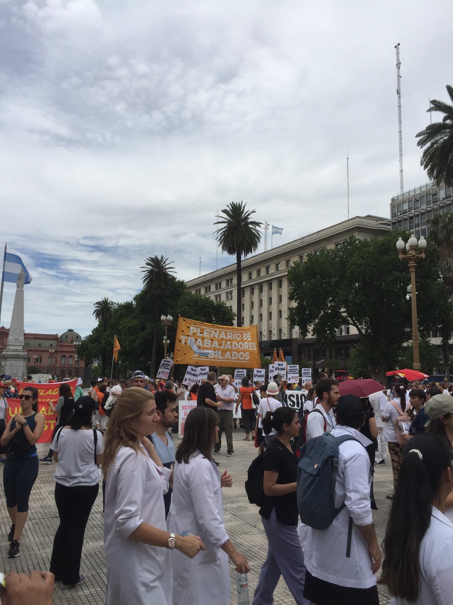 Ellos también estaban hoy en Plaza de Mayo! Un jubilado de la mínima cobra $50.353.- El destrato hacia los adultos mayores es una vergüenza y el Estado dice que sigue protegiendo los ingresos y el poder adquisitivo de jubiladas y jubilados argentinos. 🤌