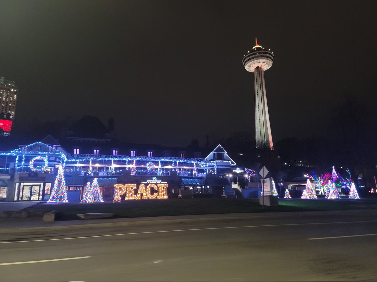 Foreveryourgem's tweet photo. Niagara falls winter festival lights ⛄❄️ birthday trip 🎉🎉 

#niagarafalls #WinterNight #brightlights https://t.co/UrSjvBxS8k