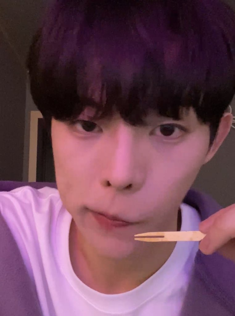 minwookzz's tweet photo. 민욱이가 인중이 귀엽다고요?
하는데 이 짤 생각나서 미치겠음
볼 때마다 생각나 https://t.co/yqaxiHRyXB