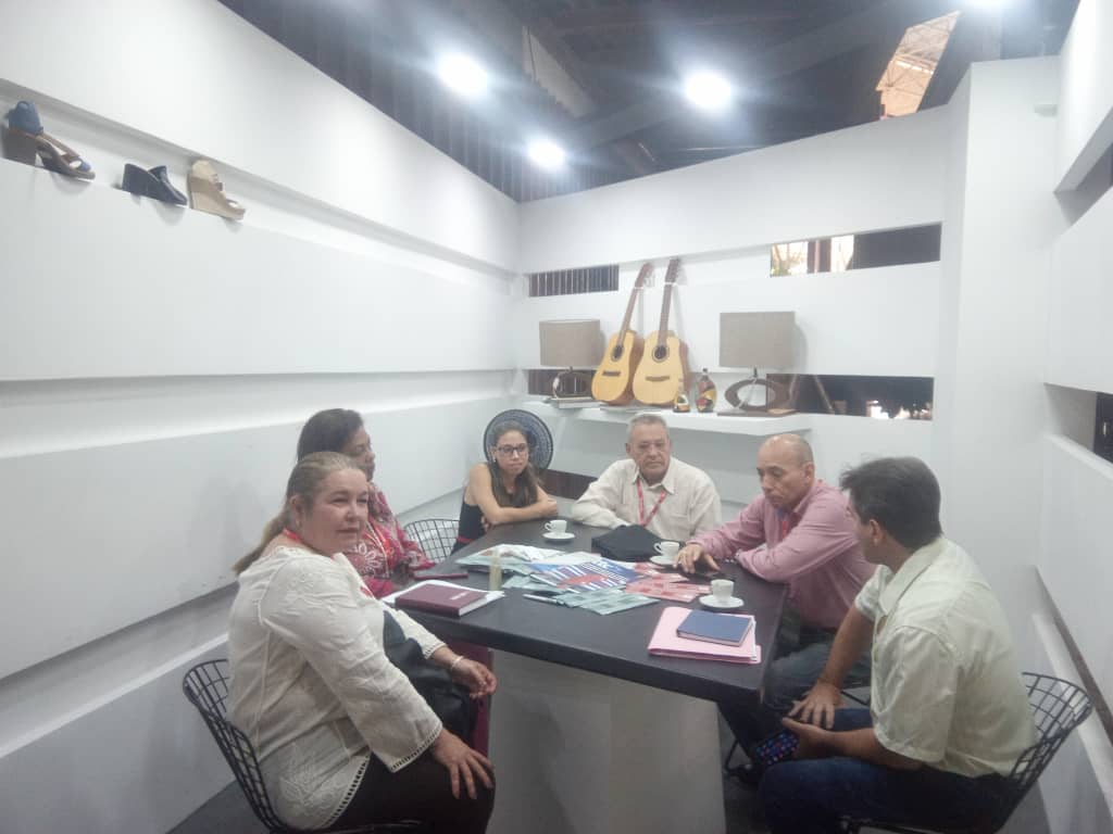 La miembro del Secretariado de <a href="/PartidoPCC/">Partido Comunista de Cuba</a>, <a href="/yudi_mercedes/">Yudi Mercedes Rodríguez Hernández</a> y
<a href="/MiguelMarioCab3/">Miguel Mario Cabrera Castellanos</a> visitaron hoy nuestro stand en #FIHAV2022. Un encuentro oportuno para debatir sobre las proyecciones del #FCBC y los resultados que se van obteniendo durante este evento. #DesdeElFondoDeMiCorazon #Cuba