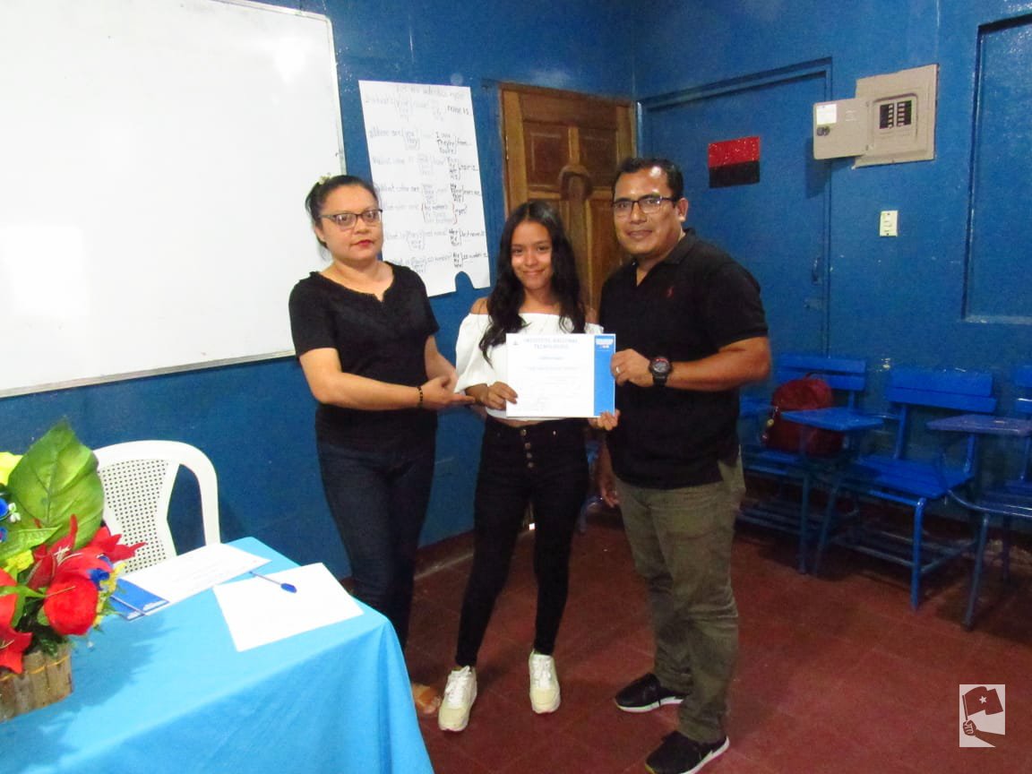 LaLuchaSigue79's tweet photo. #Nicaragua | Protagonistas del Curso en  Sistema Operativo, ofimática y Coloración, de la de la Escuela de Oficio de la Alcaldía de Diriomo, participaron en el acto de entrega de Certificados avalados por el Inatec. https://t.co/wmwJFWTNWB