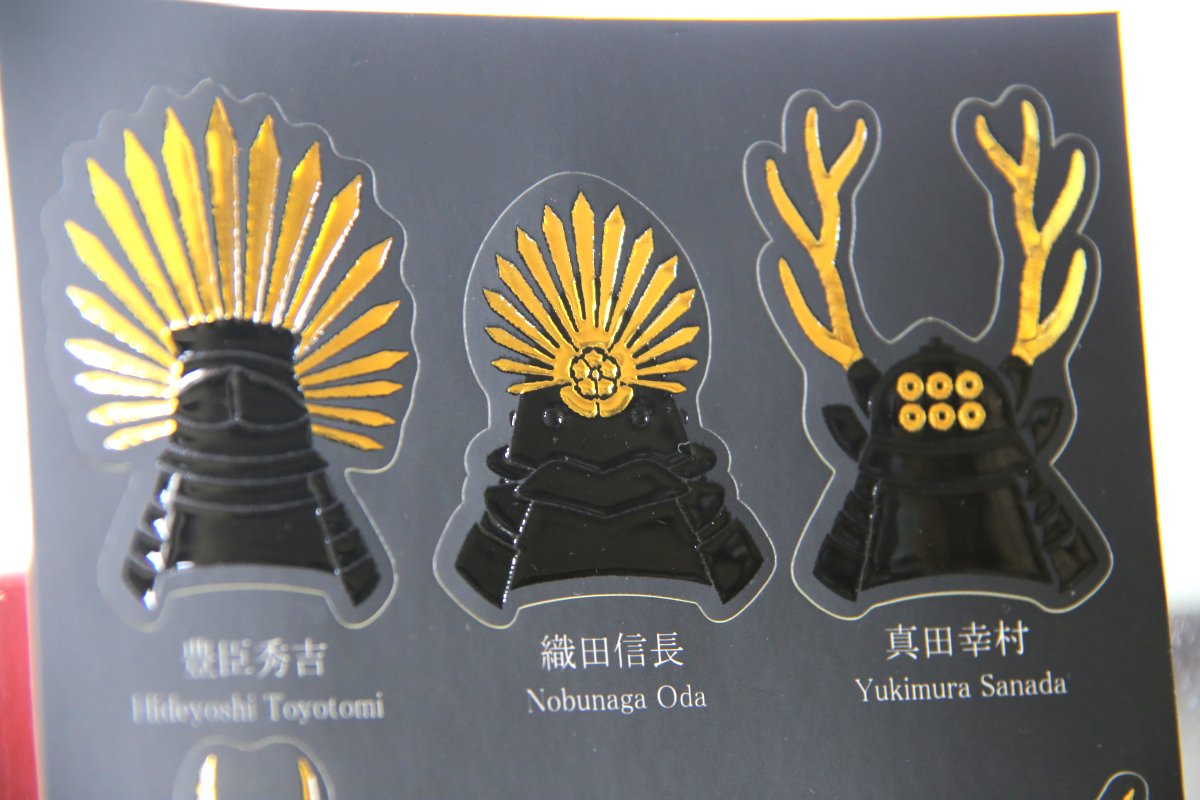 ご好評いただいております『御城印帳 兜×kamon』のイラストがシールになりました🙌
御城印帳と同じように、シールも表面がぷっくりつややかな立体箔仕様となっています。近日発売予定です😼