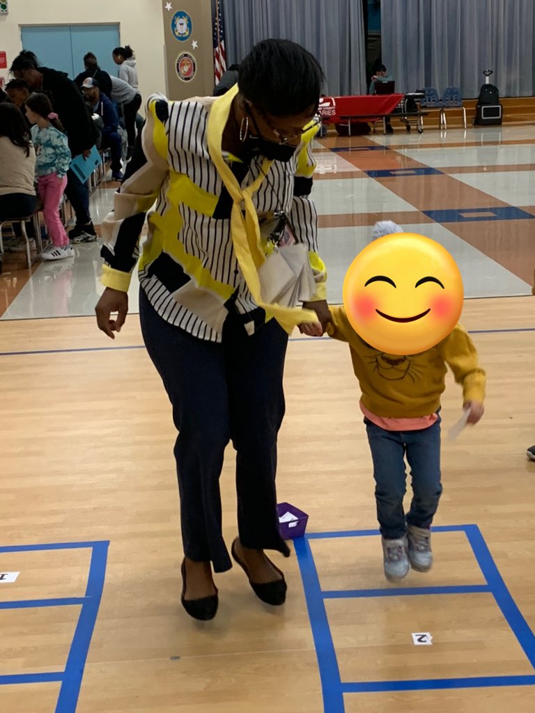 RNBteaches123's tweet photo. It’s Literacy Night @WBE_Sheriffs! #readersareleaders #readingisLIT #ComprehensionisKEY https://t.co/T0VisLVg8v