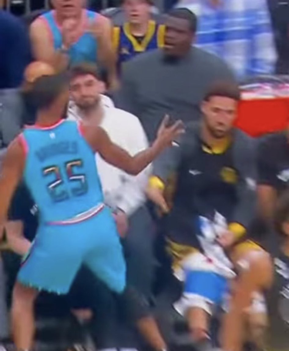 Warriors Huddle tweet media