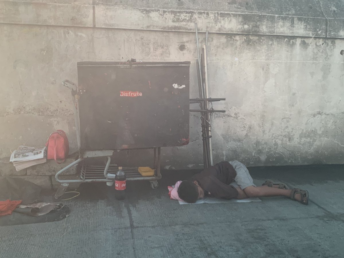 Ivan_morales86's tweet photo. Solo les voy a preguntar algo. ¿ Les parece Justo que este tipo de situaciones se den en el país, cuando nuestros “grandes” políticos tienen una cama tan cómoda para dormir y dándose lujos ? Faltando a los nuestros que no tienen absolutamente nada. https://t.co/CDLlDWOkAZ
