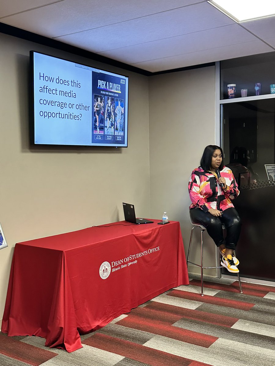 SubriaWhitaker's tweet photo. A week ago, @brittILSTU welcomed me to Illinois State University as a guest speaker for @leadilstu Leaders of Social Change Program. I even had the privilege of hosting a lunch for NPHC student leaders, leading my very FIRST workshop, and participating in a roundtable discussion. https://t.co/B8seDroL6U