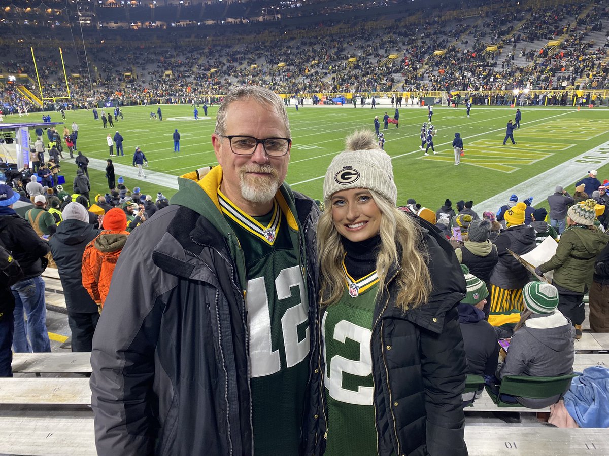 PaulaSeybold's tweet photo. GO PACK GO 💚💛. Have fun @EmilySeybold https://t.co/5mJYHM3Xuz