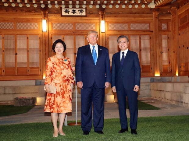 손님 대접의 예절도없네 손님이 가운데 와서 찍어야지 뭔 저런 경우없는 짓을...