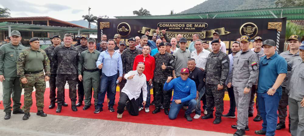 📌#Hoy || (1/2) Durante su visita a la <a href="/BTuriamo/">BRIOPEM8 Turiamo</a>, el Máximo Timonel de la <a href="/ArmadaFANBVzla/">Armada_ve</a>, estuvo presente en la develación del muro "Cursos de Comandos de Mar", donde se encuentran reflejadas las 63 Promociones y sus Operadores,  

<a href="/NicolasMaduro/">Nicolás Maduro</a>