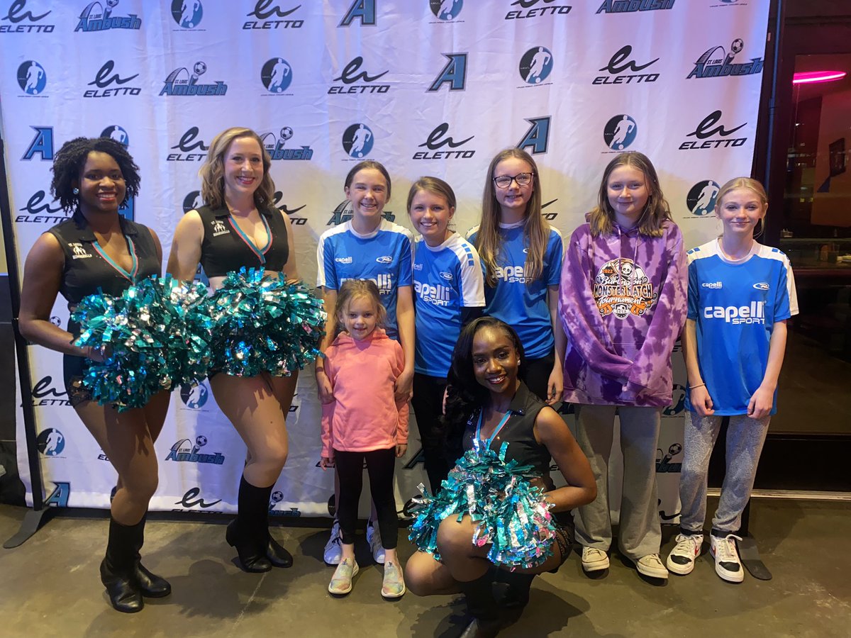 stlbombshells's tweet image. Come see us at @MellowMushroom Cottleville with our favorite @MASLarena team, @stlouisambush !💙🖤💖