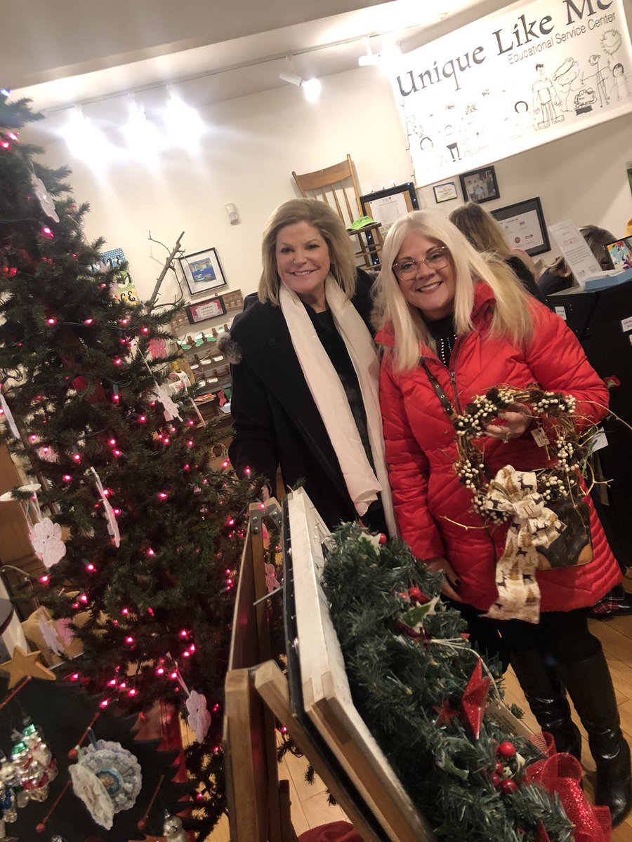 KellyAnnMoran's tweet photo. Had a great time doing some holiday shopping at Unique Like Me tonight! The special hand made gifts the girls helped me pick out were crafted, sold, and packaged by our local students! @ESCWR
#shopnstroll #escwr ๐โค๏ธ๐ https://t.co/g49FPJw3Aq