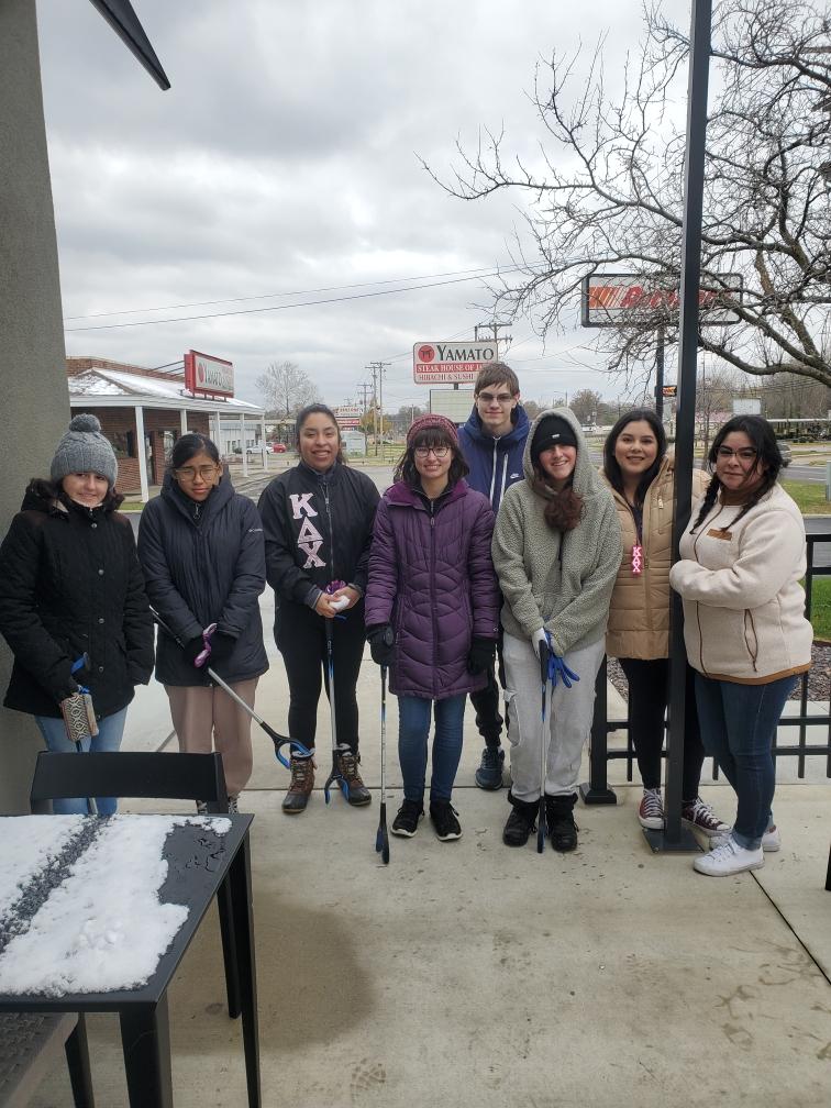 KeepCB's tweet image. Saluki Volunteers out on Saturday. Such a cold one on first snow of the season!! Awesome Job on SALUKI SERVICE DAY!!!📢👀👀💚🥶💚👍👋