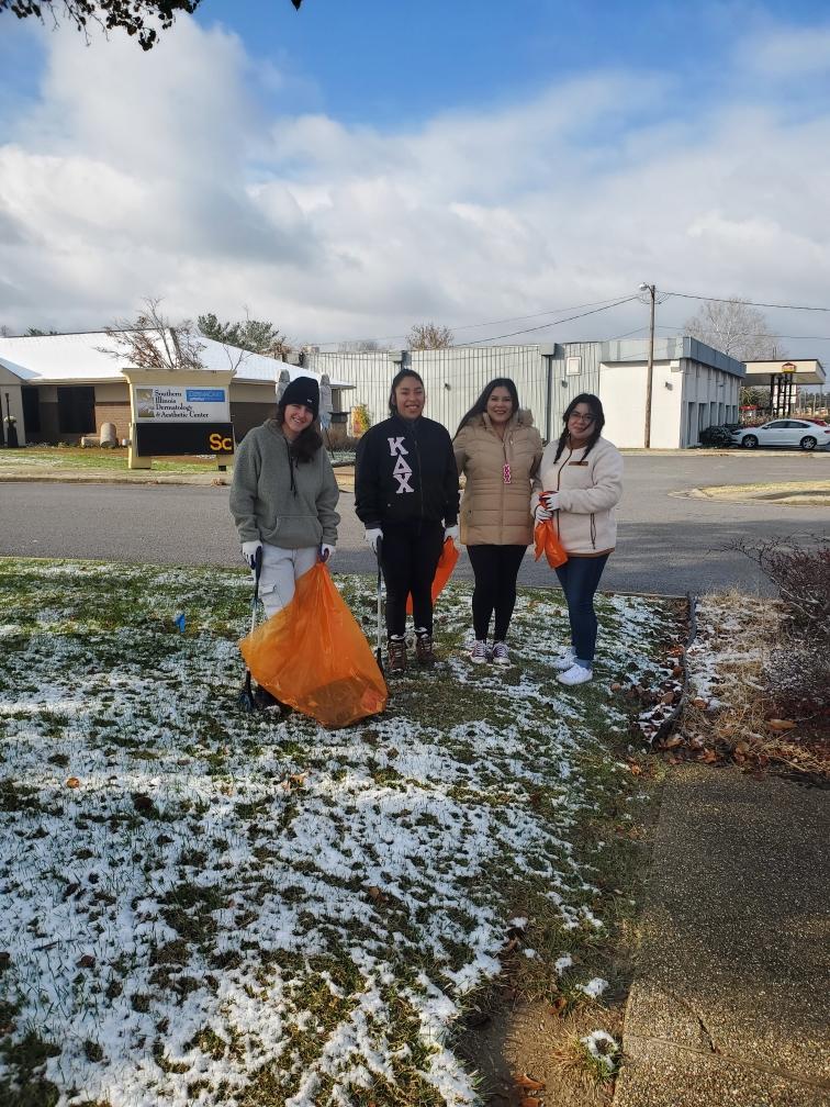 KeepCB's tweet image. Saluki Volunteers out on Saturday. Such a cold one on first snow of the season!! Awesome Job on SALUKI SERVICE DAY!!!📢👀👀💚🥶💚👍👋