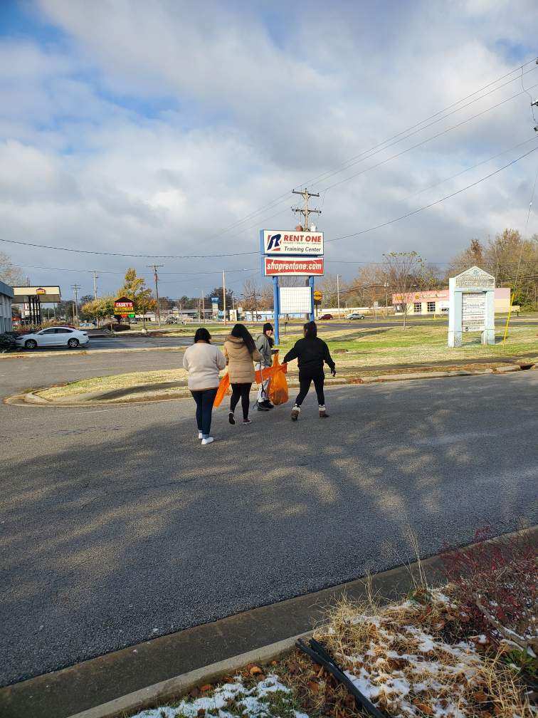 KeepCB's tweet image. Saluki Volunteers out on Saturday. Such a cold one on first snow of the season!! Awesome Job on SALUKI SERVICE DAY!!!📢👀👀💚🥶💚👍👋
